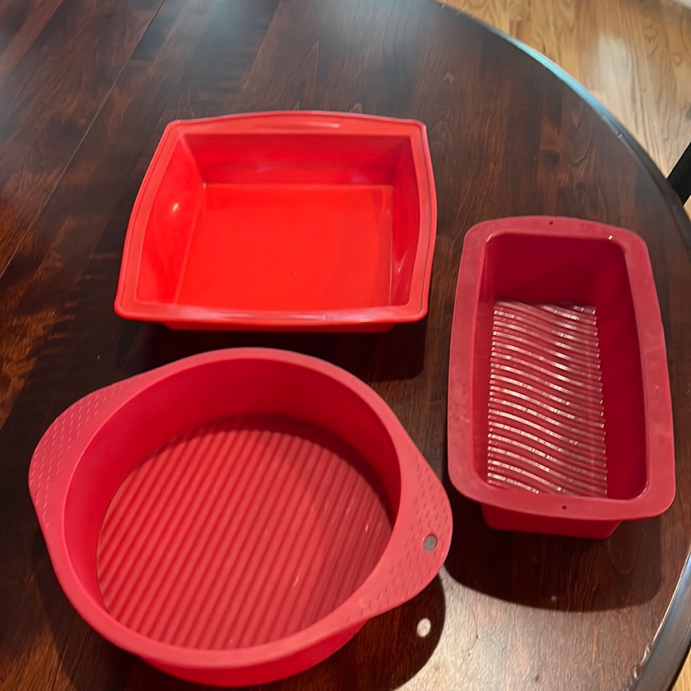 Bundle of three silicone baking pans